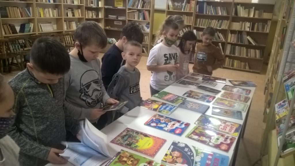Dzieci na kiermaszu książek.