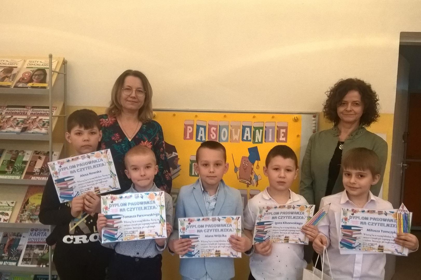 Dzieci pozują z panią dyrektor